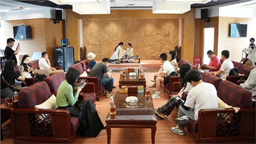 “超紅看芙蓉”主題活動第一站在省茶業集團順利開(kāi)展